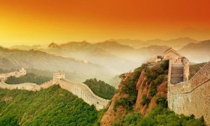 Đặc biệt, một số người dân làm tổn hại đến sự nguyên vẹn của Vạn Lý Trường Thành bằng việc lấy trộm gạch từ công trình cổ xưa này.