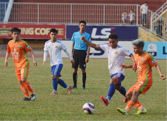 Hồ Thanh Minh (thứ 2, phải qua) - một trong những mũi nhọn được kỳ vọng của Huế FC