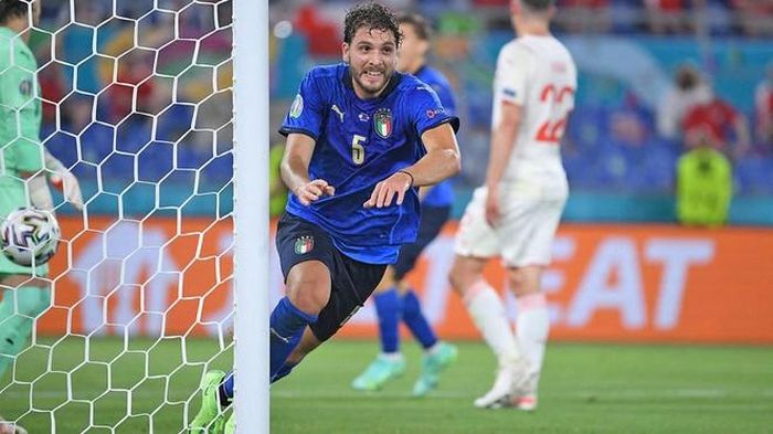  Nguồn tin từ Football Italy cho hay, Arsenal đã chính thức gởi lời đề nghị hỏi mua Locatelli tới Sassuolo. Mùa giải vừa qua, Locatelli ra sân tới 34 trận đấu tại Serie A. Ngoài Arsenal, cả Juventus và Borussia Dortmund cũng muốn có chữ ký của tiền vệ này. Ảnh: Reuters. 