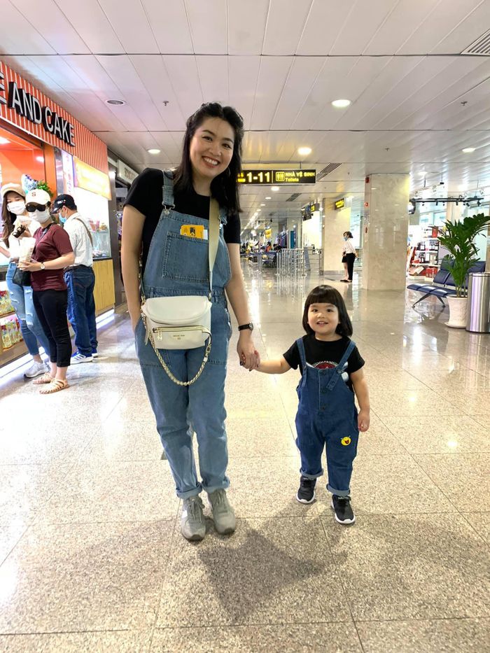 Bé Tuấn Khang, con trai của cặp diễn viên Tuấn Khải - Lê Khánh sở hữu làn da trắng, môi đỏ, mái tóc đen nhánh, dài ngang vai, mái ngố, khiến cậu thường xuyên bị mọi người nhận nhầm giới tính.