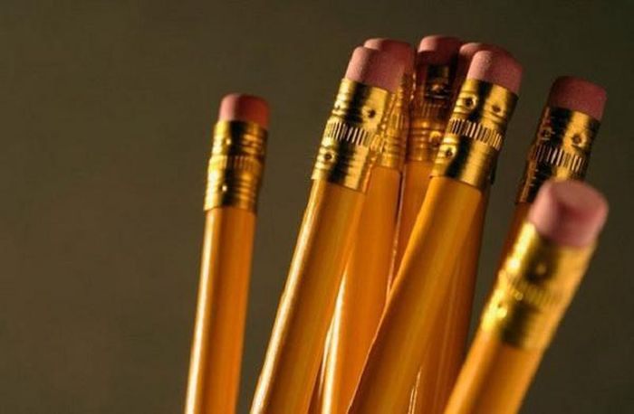 Bút chì đầu tiên gắn gôm xuất hiện năm 1858 nhờ ý tưởng của Hymen L. Lipman. Tuy nhiên Lipman lúc này không được nhận bằng sáng chế tại Mỹ vì hội đồng cho rằng đây chỉ là sự kết hợp hai phát minh có sẵn.