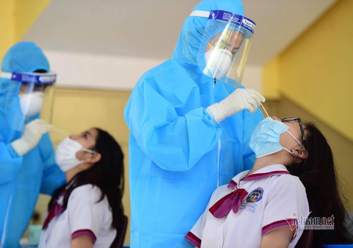 Thí sinh TP.HCM lấy mẫu xét nghiệp Covid-19 để thi tốt nghiệp THPT