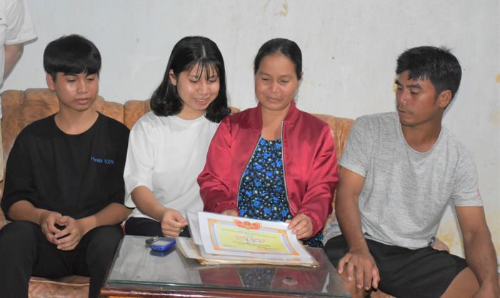 Vợ chồng ông Siu Moih tự hào trước thành tích học tập của các con. Ảnh: Trần Dung