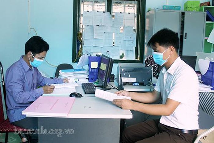Người dân đến làm thủ tục hành chính tại xã Sam Kha.
