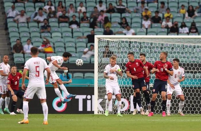 Delaney và cú đánh đầu tung lưới CH Czech ở trận tứ kết. Ảnh: Getty Images.