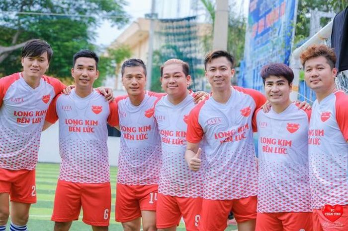  Quách Ngọc Tuyên (ngoài cùng bên trái) là thành viên của đội bóng nghệ sĩ