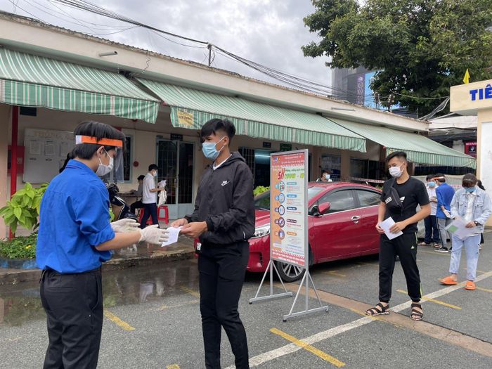 Thí sinh được sự hướng dẫn chi tiết của đội tình nguyện viên để đảm bảo khâu phòng dịch.
