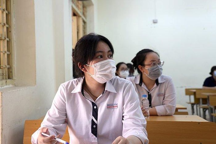 ...và nghe quy chế thi