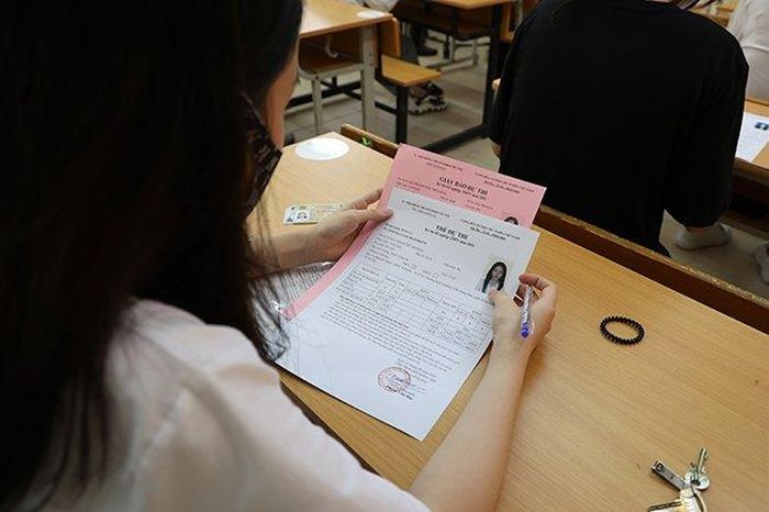 Thí sinh kiểm tra thông tin ở phòng thi...
