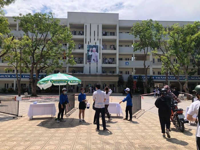 Tại điểm thi Trường THCS Sài Đồng, việc giãn cách, phòng dịch được tuân thủ ngay từ cổng.