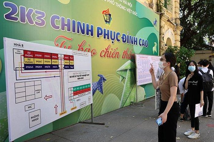 Tại điểm thi trường THCS Việt Đức, nhiều thí sinh đến sớm xem sơ đồ phòng thi.