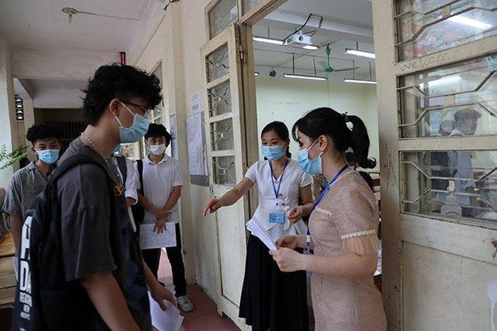 Ở điểm thi này, việc tập dượt tình huống có ca mắc COVID-19 thực hiện bài bản.