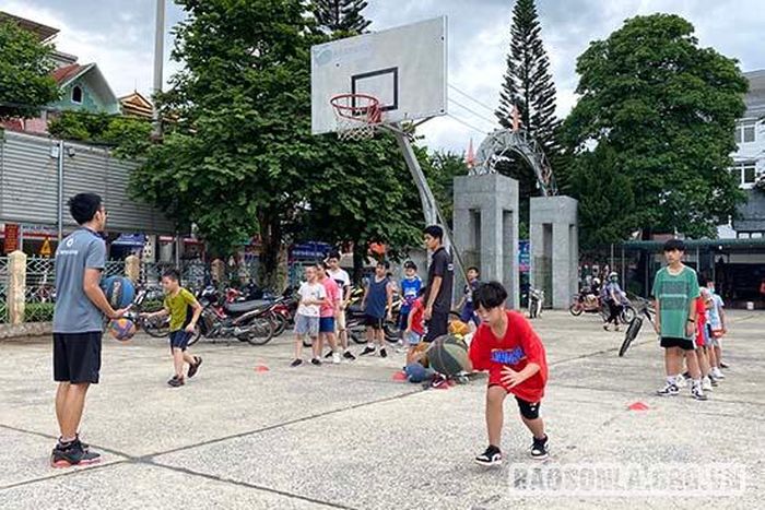 Học sinh luyện tập môn bóng rổ.