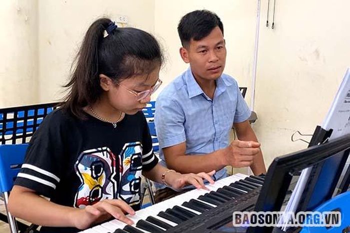 Thầy giáo hướng dẫn học sinh tại lớp học đàn Organ.