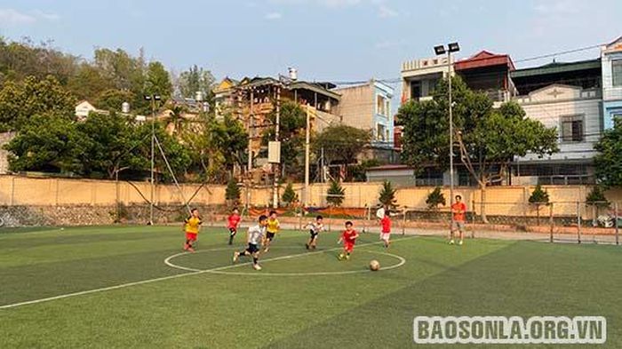 Các em học sinh tham gia một trận bóng đá.