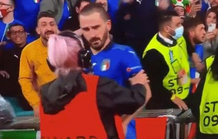Bonucci bị nhầm với CĐV quá khích. Ảnh: Twitter.
