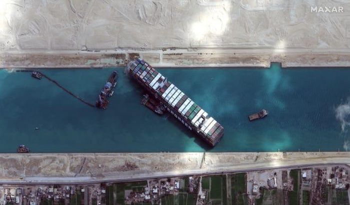 Tàu Ever Given mắc kẹt tại kênh đào Suez hồi tháng 3. Ảnh: USP.