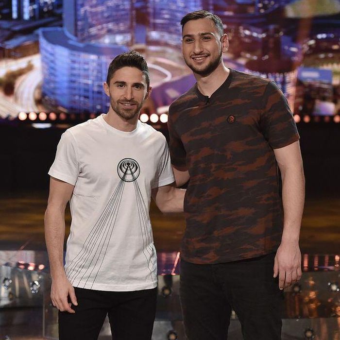  Thường ngày, Donnarumma chuộng phối áo phông cùng quần ống suông. Các mẫu áo có phom dáng oversized. Vóc dáng cao gần 2 m của cầu thủ 22 tuổi đôi khi gây bất lợi trong việc chọn trang phục. Nhiều mẫu quần nhìn quá ngắn so với thủ môn tuyển Italy. 
