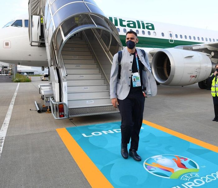  Gianluigi Donnarumma sinh ra ở Castellammare di Stabia (Italy). Khác xa so với ánh hào quang trên sân cỏ, đời thường thủ môn tuyển Italy có gu ăn mặc giản dị. Trong loạt khoảnh khắc được đăng tải trên mạng xã hội, anh không phải tín đồ của hàng hiệu. 