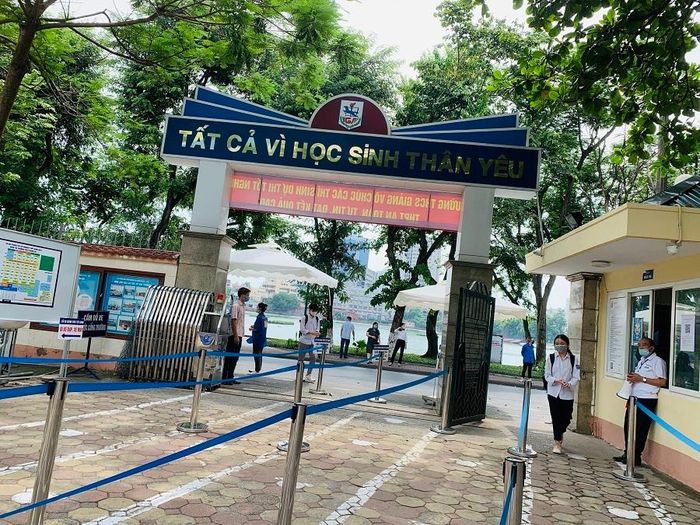  Các lối đi đảm bảo giãn cách cho thí sinh