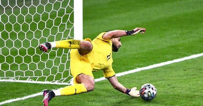 Donnarumma cản phá quá đá luân lưu của Morata