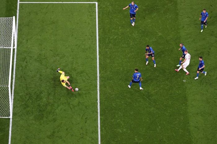 Olmo không đánh bại được Donnarumma