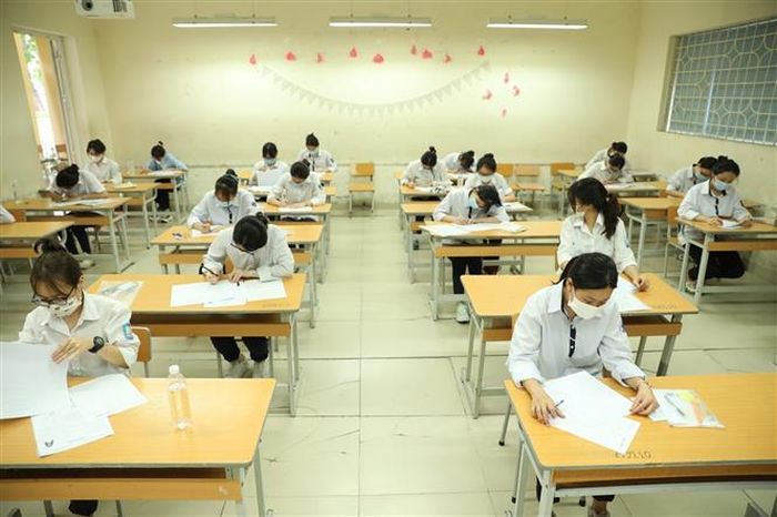 Thí sinh chuẩn bị làm bài môn thi Ngữ văn tại điểm thi trường THPT Nguyễn Gia Thiều (quận Long Biên, Hà Nội). Ảnh: Minh Quyết - TTXVN