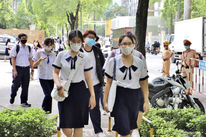Thí sinh tại điểm thi Trường Trung học phổ thông Lê Quý Đôn (Quận 3, Tp. Hồ Chí Minh). Ảnh: Hồng Giang - TTXVN