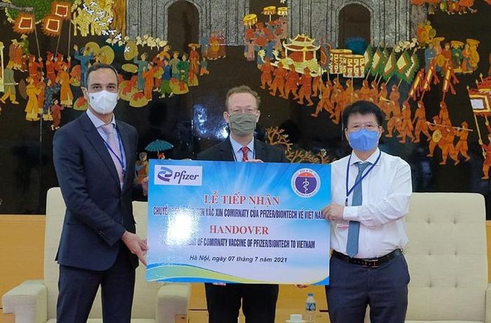 Thứ trưởng Bộ Y tế Trương Quốc Cường có mặt tại sân bay quốc tế Nội Bài (Hà Nội) tiếp nhận lô vaccine. Ảnh: VGP
