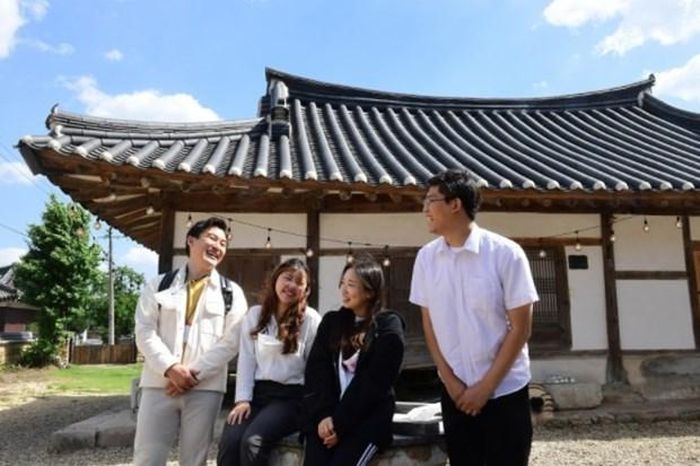 Do Won Woo (ngoài cùng bên trái) và các thành viên khác của công ty khởi nghiệp RE: PLACE, trò chuyện trước một quán càphê được cải tạo từ hanok - một ngôi nhà theo phong cách truyền thống của Hàn Quốc, ở Mungyeong vào tháng 5/2021. (Nguồn: english.kyodonews.net)