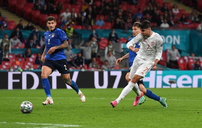 Morata (phải) ghi bàn thắng gỡ hòa 1-1 cho Tây Ban Nha. Ảnh: UEFA