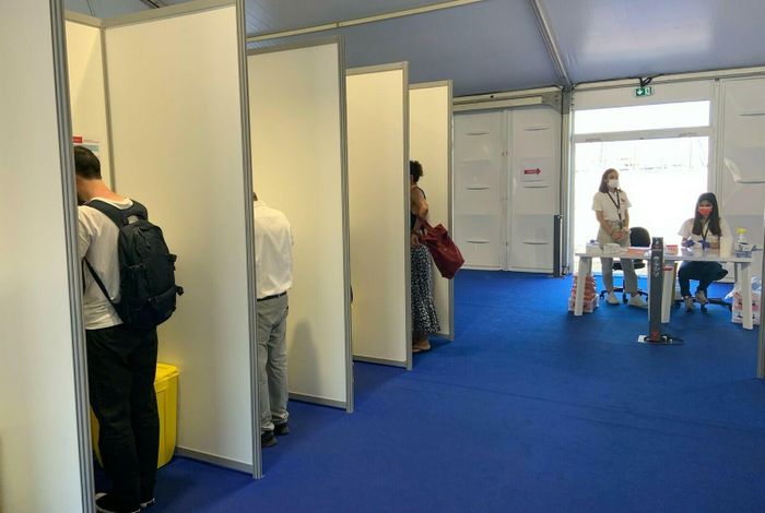  Du khách đến Cannes tự lấy mẫu test bằng nước bọt. Ảnh: France24. 