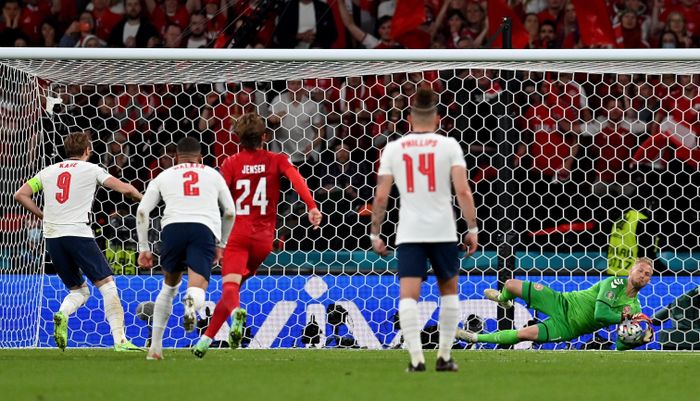 Schmeichel đã chơi rất hay trong trận đấu với tuyển Anh. Ảnh: Getty.