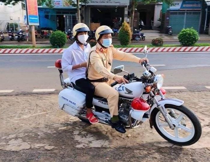 Nam sinh may mắn quay lại trường kịp giờ thi.