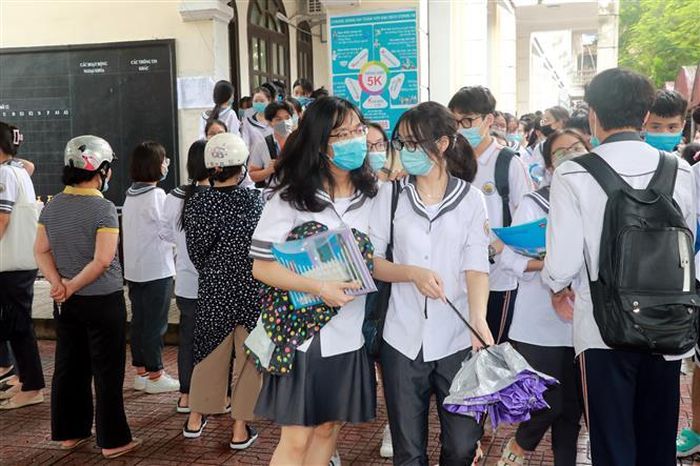 Thí sinh thi tại điểm thi Trường Trung học Phổ thông chuyên Lê Hồng Phong, thành phố Nam Định, tỉnh Nam Định hoàn thành bài thi tổ hợp Khoa học tự nhiên và Khoa học xã hội với tâm lý khá thoải mái, tự tin. Ảnh: Nguyễn Lành - TTXVN