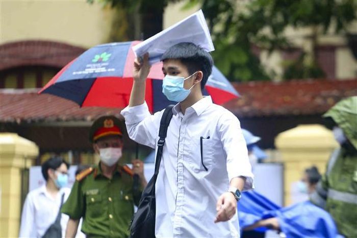 Thí sinh hoàn thành buổi thi đầu tiên của ngày thi thứ hai tại điểm thi trường THPT Trần Phú (quận Hoàn Kiếm). Ảnh: Tuấn Đức - TTXVN