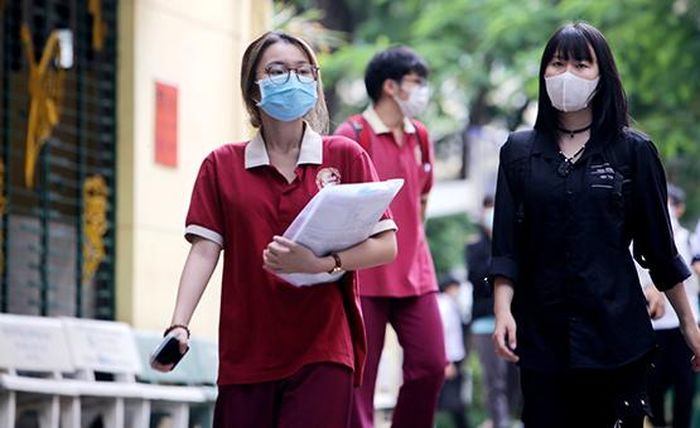 Các thí sinh tại điểm thi trường THPT Chuyên Trần Đại Nghĩa, Quận 1 TP HCM. Ảnh: Thành Chung - TTXVN