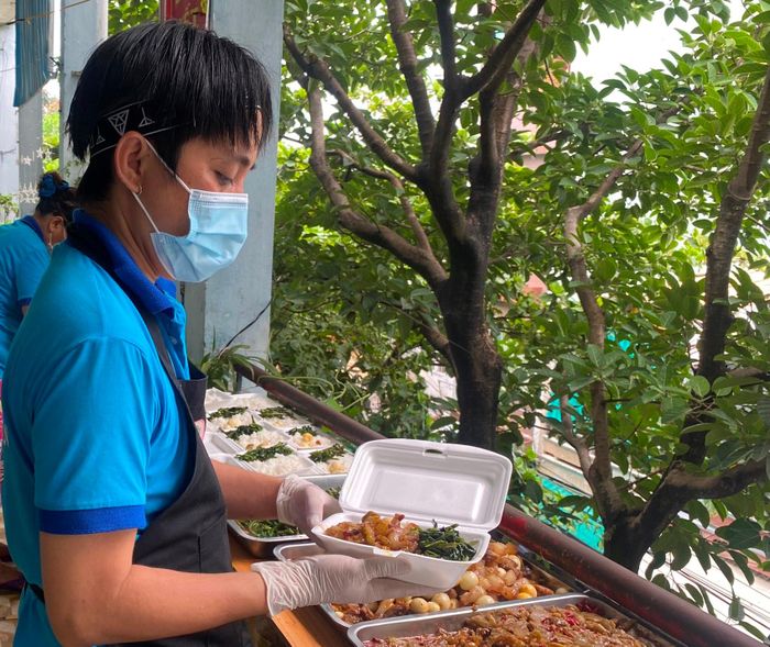 Chuẩn bị các suất cơm miễn phí cho giáo viên và thí sinh tại điểm thi Trường THPT Võ Chí Công (Đà Nẵng).