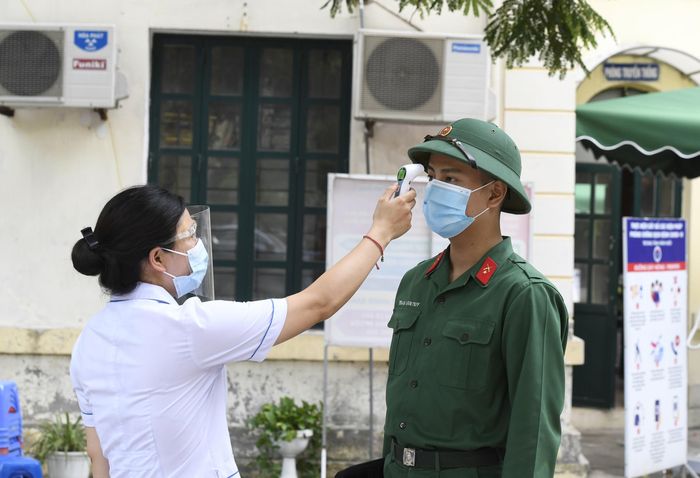 Chiến sĩ Trần Văn Duy (Đoàn 275, Bộ tư lệnh Bảo vệ Lăng Chủ tịch Hồ Chí Minh) trước khi vào phòng thi tại điểm thi Trường THPT Phan Đình Phùng, Hà Nội. Ảnh: NGÔ VIỆT TRUNG