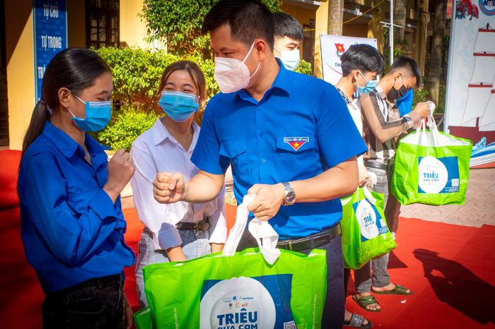  Thực hiện giãn cách tại điểm thi Trường THPT Phan Huy Chú (Đống Đa, Hà Nội). 