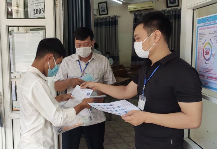 Làm thủ tục vào phòng thi ở điểm thi Trường TH-THCS-THPT Văn Lang (TP Hạ Long, tỉnh Quảng Ninh). 