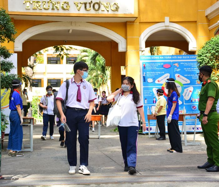 Thí sinh hoàn thành bài thi môn Ngữ văn sáng 7-7 tại điểm thi Trường THPT Trưng Vương (quận 1, TP Hồ Chí Minh).