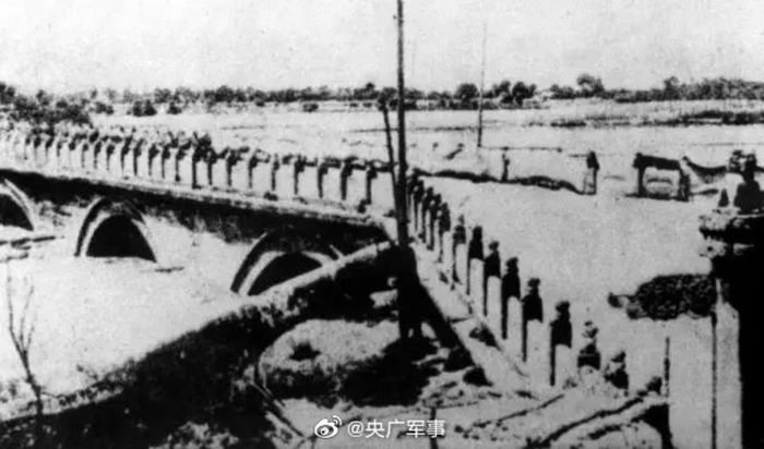 Súng ngừng nổ ngay trong đêm, các cấp chỉ huy của hai bên quyết định hòa hoãn. Tuy nhiên tới 5 giờ sáng, quân Nhật với súng máy, sơn pháo và cả thiết giáp, đã tấn công cầu Lư Câu.
