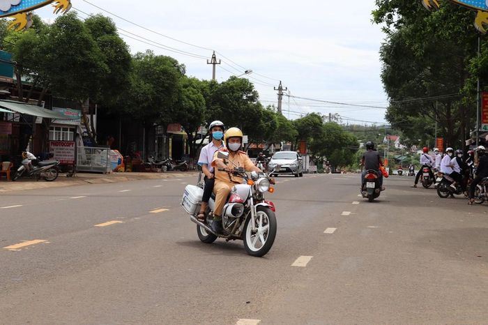 CSGT dùng xe chuyên dụng chở thí sinh về nhà lấy thẻ dự thi.