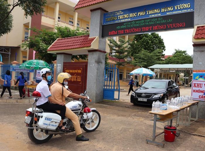 CSGT dùng xe chuyên dụng chở thí sinh quên thẻ dự thi đến điểm thi kịp thời.