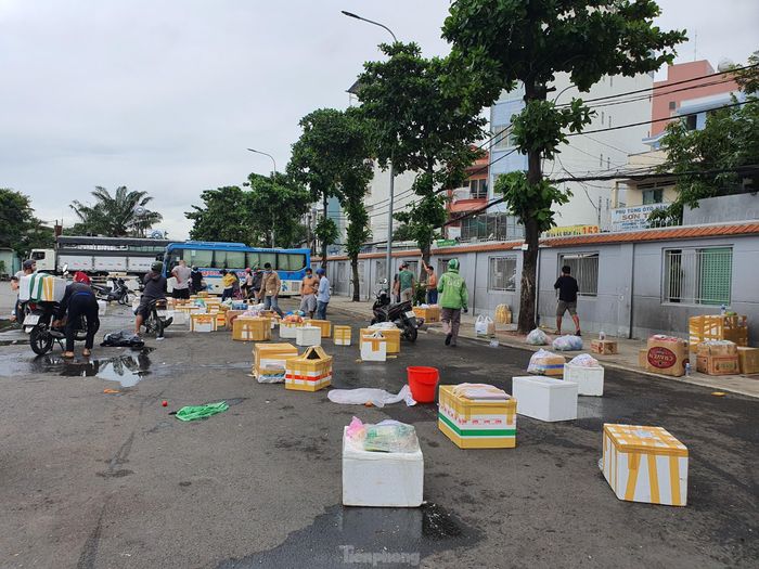 "Sáng tôi đến nhận hàng thì họi hẹn đến trưa, trưa quay lại thì họ nói xe sắp về tời. Sắp tới mà đợi từ 12 giờ đến giờ là hơn 14 giờ rồi vẫn chưa thấy hàng ở đâu. Thực phẩm ở quê gửi vào toàn đồ tươi sống, đến giờ chắc ôi thiu hết rồi", anh Bình nói.
