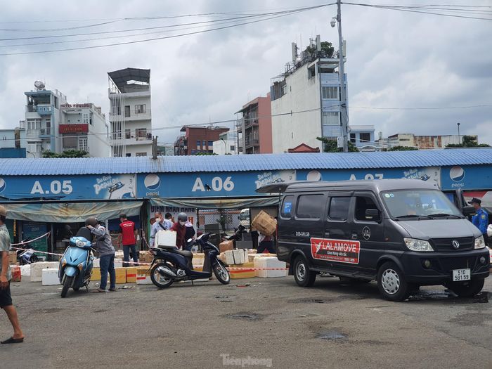 Dự kiến hàng sẽ đến bến xe Miền Đông vào khoảng 6 giờ sáng nhưng khi anh đến thì đại diện nhà xe nói tầm 11 giờ thì xe mới về đến nên anh đành quay xe về.