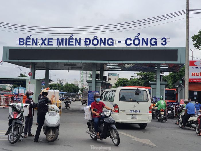 Ghi nhận lúc 12h trưa ngày 8/7, rất đông người đến bến xe miền Đông để nhận hàng nhưng đại diện nhà xe thông báo xe chở hàng chưa về tới do ùn tắc giao thông ở khu vực giáp ranh TP.HCM và Đồng Nai.