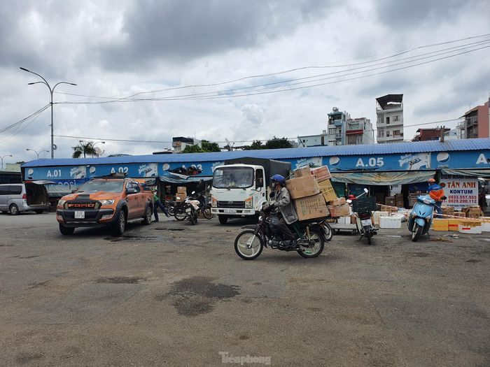 Anh Ngô Văn Bình, quê Ninh Thuận cho biết, biết TPHCM chuẩn bị giãn cách xã hội theo Chỉ thị 16 của Thủ tướng Chính phủ nên gia đình đã mua lương thực, thực phẩm đóng thùng gửi vào 'cứu trợ'. 