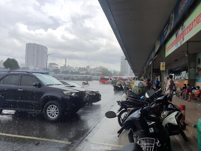 Gần 12 giờ trưa, anh Bình quay lại nhưng xe chở hàng vẫn chưa về tới bến xe, anh phải chờ đến hơn 14 giờ chiều mới được nhận hàng. 